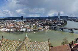 Blick vom Basler Münster auf Kleinbasel und das Rheinknie. In der Mitte ist der Messeturm zu erkennen, rechts die Wettsteinbrücke.