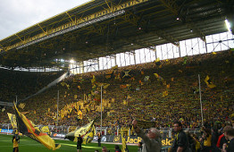 Die Südtribüne mit 'Gelbe Wand'-Banner