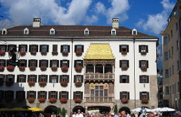 Das Goldene Dachl an der Herzog-Friedrich-Straße