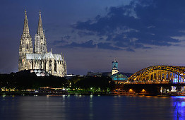 Kölner Rheinufer bei Nacht