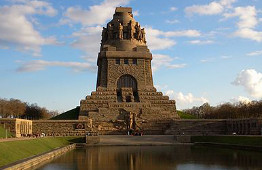 Denkmal mit Spiegelung im vorgelagerten „See der Tränen um die gefallenen Soldaten“, 2013 (Völkerschlachtdenkmal in Leipzig)