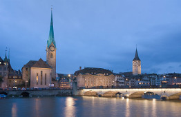 Das Fraumünster, die Münsterbrücke und das Zunfthaus zur Meisen, rechts der Turm von St. Peter